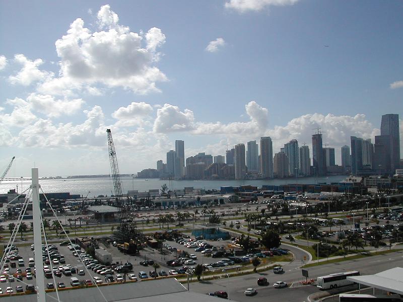 DSCN5087.JPG - Miami docks - setting sail