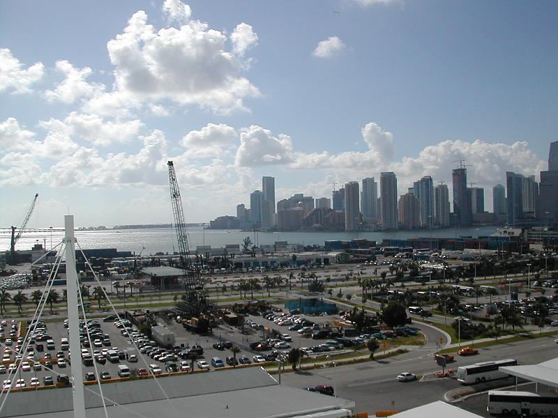 DSCN5088.JPG - Miami docks - setting sail