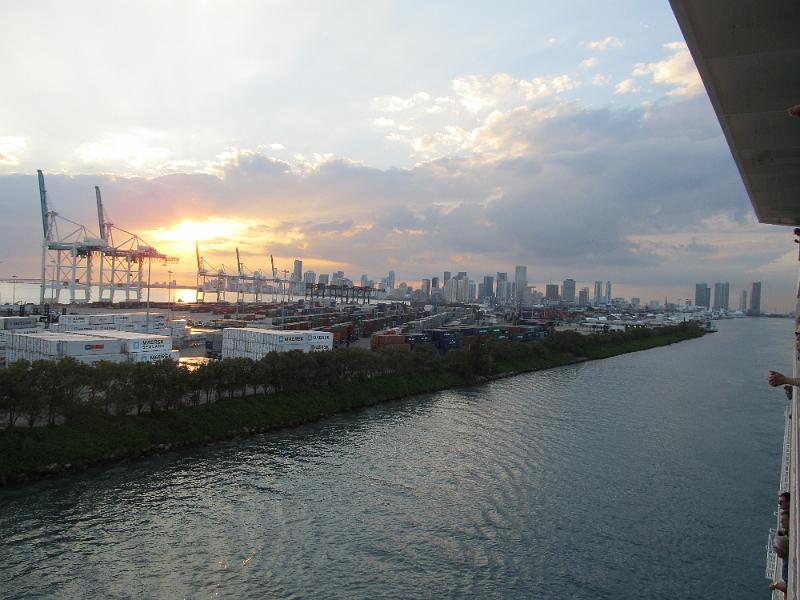 IMG_0636.JPG - Leaving Port of Miami - Container yard