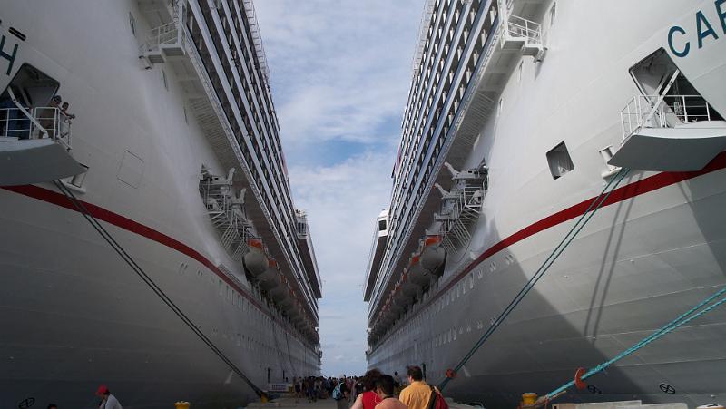 100_4157.JPG - Carnival ships at dock