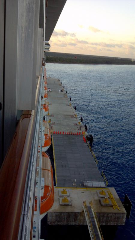 2013-01-22_07-51-21_422.jpg - Pier at Cozumel