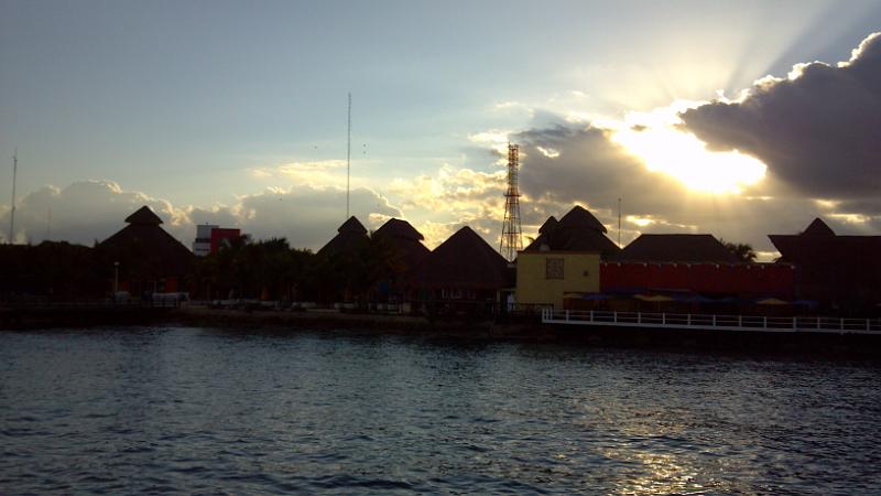 2013-01-22_08-11-00_7.jpg - Tourist shops at Cozumel pier