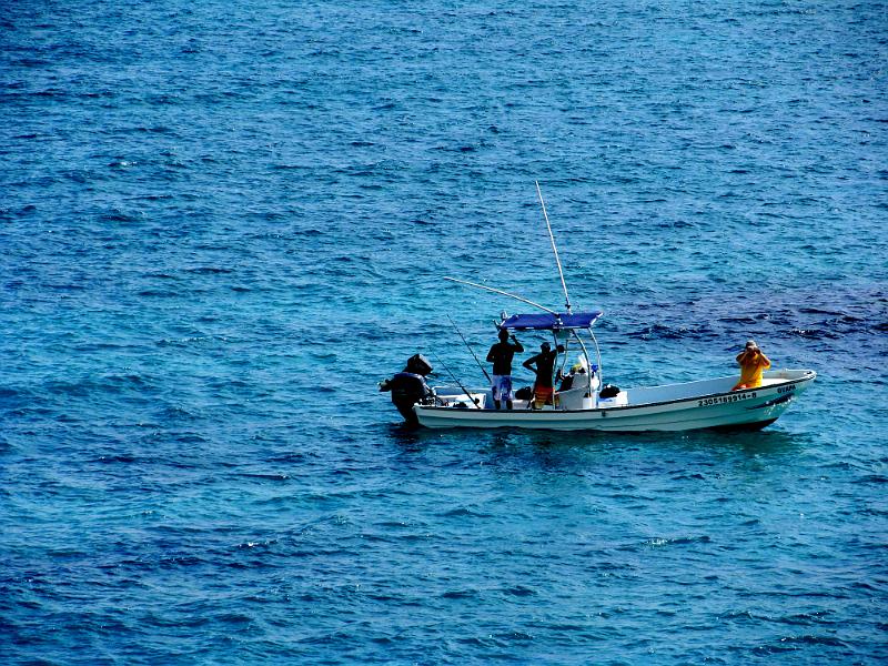 IMG_0710.JPG - Tulum - fishing boat in the bay