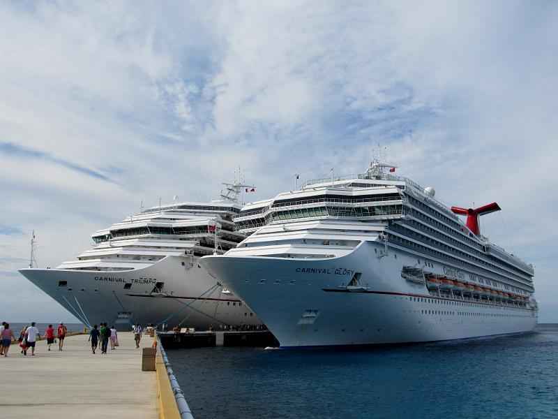 IMG_0727.JPG - Carnival ships at dock