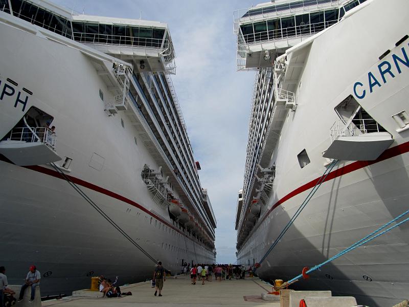 IMG_0729.JPG - Carnival ships at dock