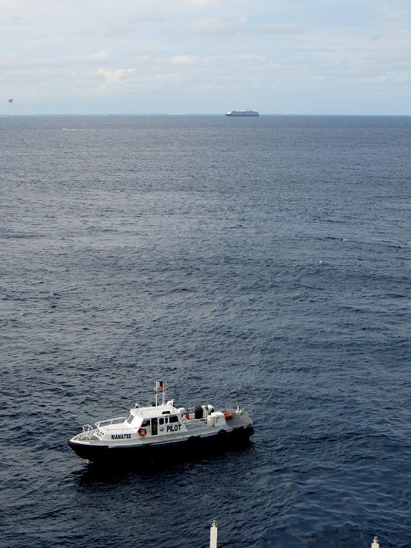 IMG_0734.JPG - Pilot boat with view of Caribbean Sea