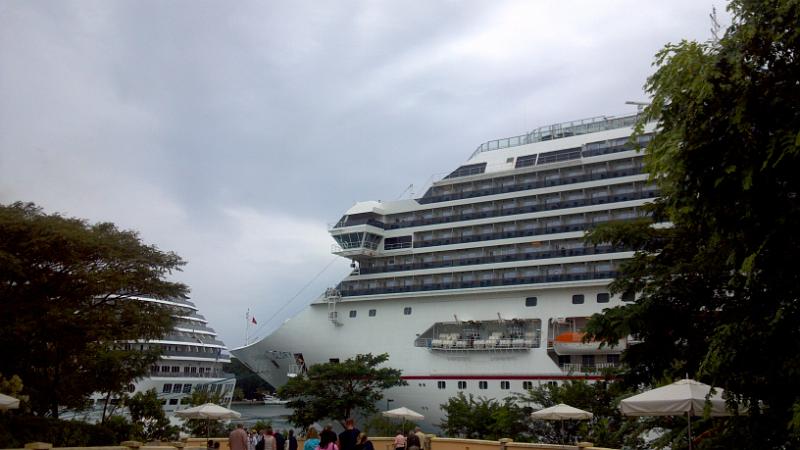 2013-01-24_13-02-55_146.jpg - Roatan Island, Honduras - Mahogany Bay