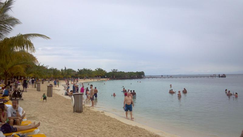 2013-01-24_13-18-00_582.jpg - Roatan Island, Honduras - Mahogany Bay Beach