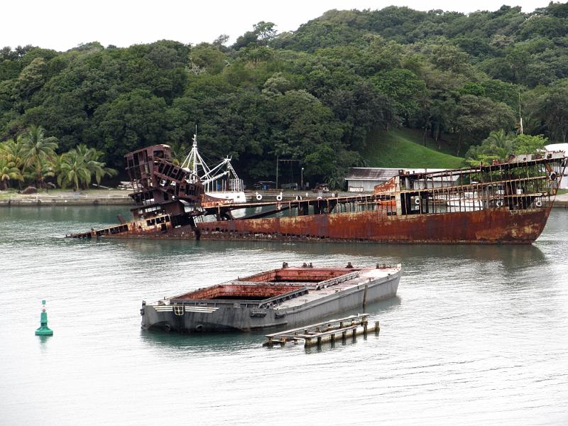 IMG_0842.JPG - Roatan Island, Honduras - Mahogany Bay  This ship ran aground and then caught fire.  The locals are recycling things off what's left.